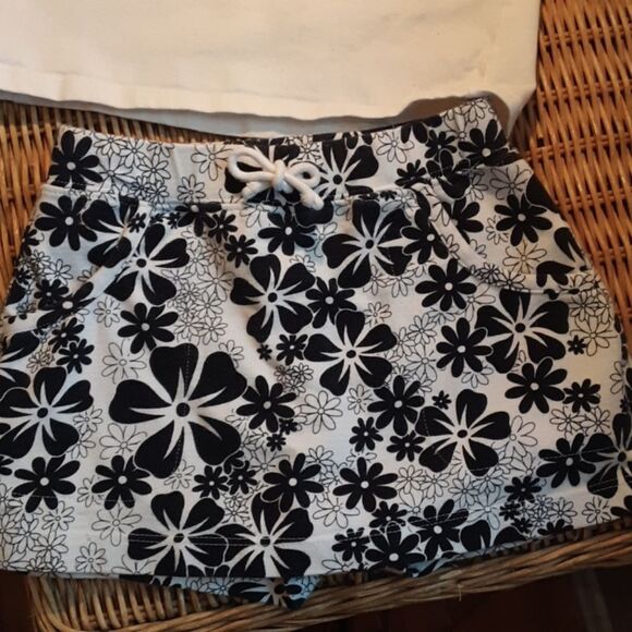 OLD NAVY BLACK & WHITE FLORAL SKORT SET 4T - Picture 4 of 7